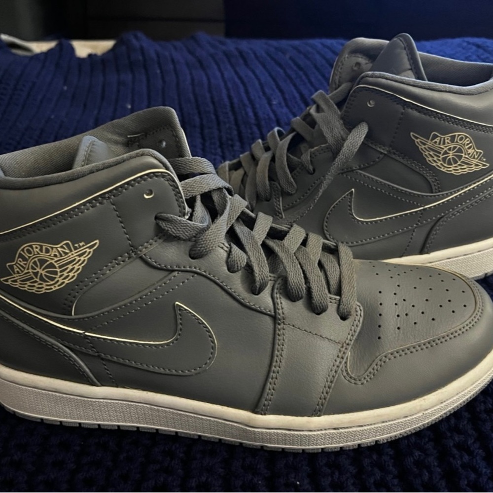 Nike Jordan Air Force 1 retro, men’s size 9, cool gray, 2015 model # 554724-031